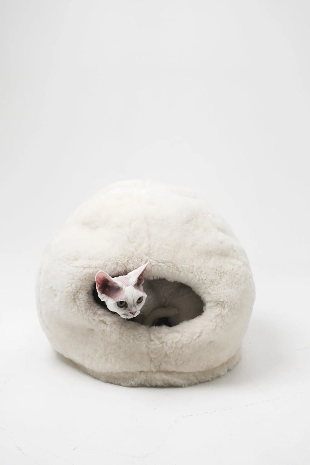 Nest Natural Sheepskin Pet Bed - White MellowConceptStore