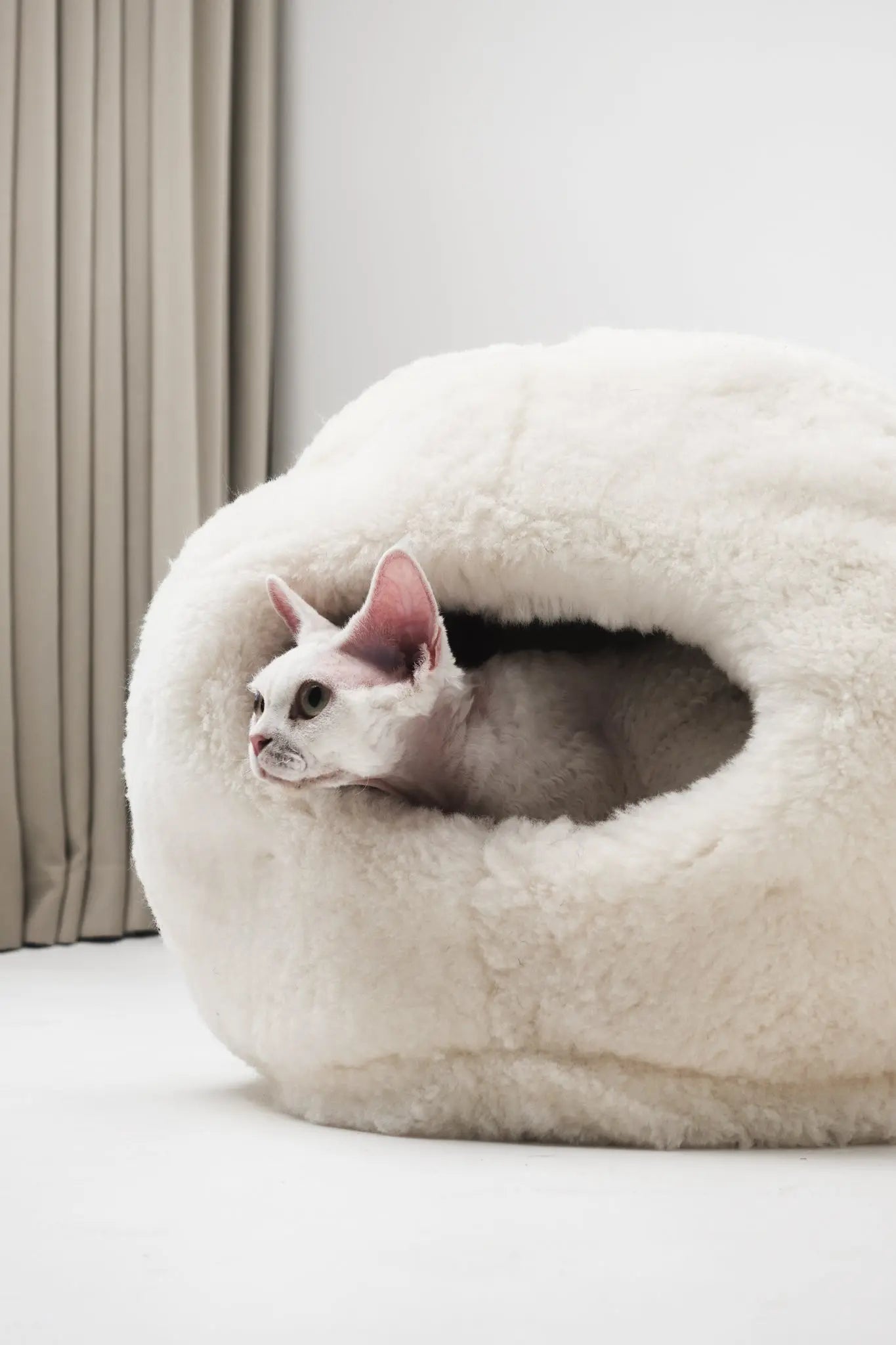 Nest Natural Sheepskin Pet Bed - White MellowConceptStore